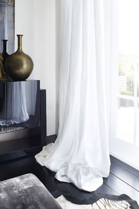 Kelly Hoppen Interiors, Rideaux Shabby Chic, Rideaux Boho, London Living Room, Extra Long Curtains, French Curtains, Kelly Hoppen, Shabby Chic Curtains, Drop Cloth Curtains