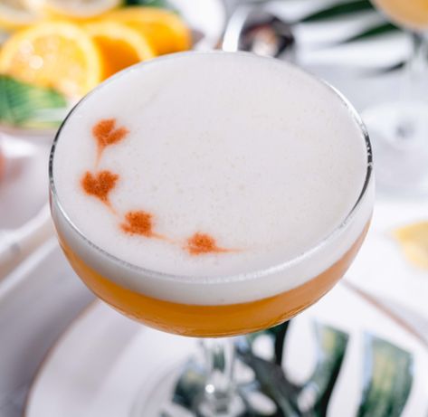 Recipe Using Egg Whites, White Lady Cocktail, Cocktail Garnishes, Grapefruit Cocktail, White Drinks, Egg Replacement, How To Make Eggs, White Cocktails, Tequila Drinks