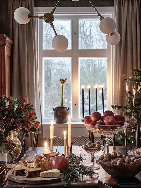 Scandinavian Christmas Decor Ideas, Swedish Christmas Decorations, Forcing Bulbs, Swedish Home, My Scandinavian Home, Scandinavian Christmas Decorations, Christmas Cottage, Charming Home, Swedish Christmas