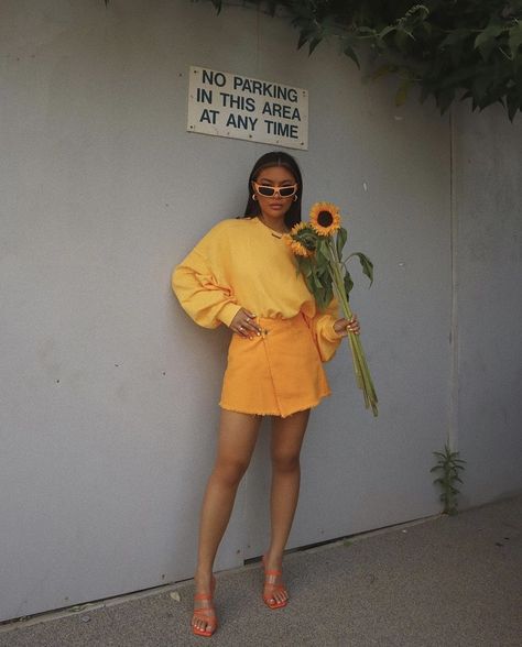 Orange Monochrome Outfit, Yellow Monochromatic Outfit, Monochromatic Outfit Street Style, Monochrome Outfit Aesthetic, Monochromatic Outfit Aesthetic, Monochromatic Photoshoot, Orange Monochrome, Edgy Street Style, Yellow Outfits