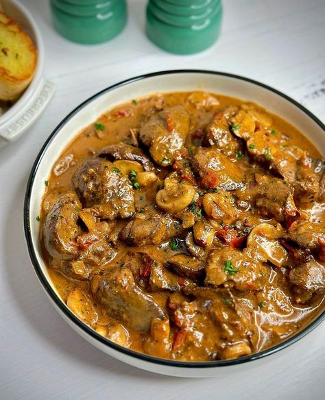 Zanele Ka Mvelase's Kitchen Cooking Chicken Livers, Hamburger Stew, Classic Beef Stew, Chicken Tortillas Soups Recipe, Soup With Ground Beef, Tortilla Soup Recipe, Sundried Tomatoes, Grilled Potatoes, Chowder Recipes