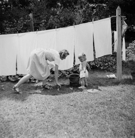 Laundry on the line 1940's Laundry On The Line, Chris Brown Outfits, Laundry Art, Hanging Laundry, Clothes Washing, Vintage Laundry Room, 1940s Outfits, Vintage Housewife, Vintage Laundry