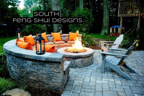 The South is the space for fame and reputation. It's the perfect spot for a firepit or a grill. Embrace warm tones here: reds, oranges, yellows, pinks, and whites. Design Per Patio, Backyard Upgrades, Outdoor Fire Pit Designs, Fire Pit Landscaping, Cool Fire Pits, Backyard Fireplace, Fire Pit Seating, Pool Noodle, Patio Fire Pit