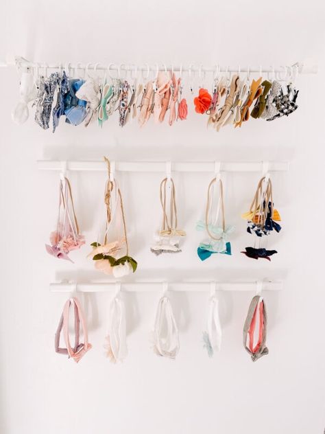 Nursery Shelf Ideas, Diy Nursery Shelf, Bow Holder Diy, Diy Hair Bow Holder, Diy Bow Holder, Diy Baby Bows, Girl Bedroom Ideas, Bedroom Ideas On A Budget