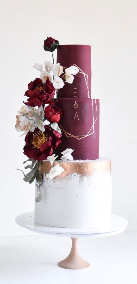 Maroon Wedding Cake Ideas, Burgundy Gold Wedding Cake, Wedding Cake Styles, Wine Wedding Cake, Wedding Cakes Maroon, Autumn Cakes, Wedding Cake Marble, Gold And Burgundy Wedding, Nice Cakes