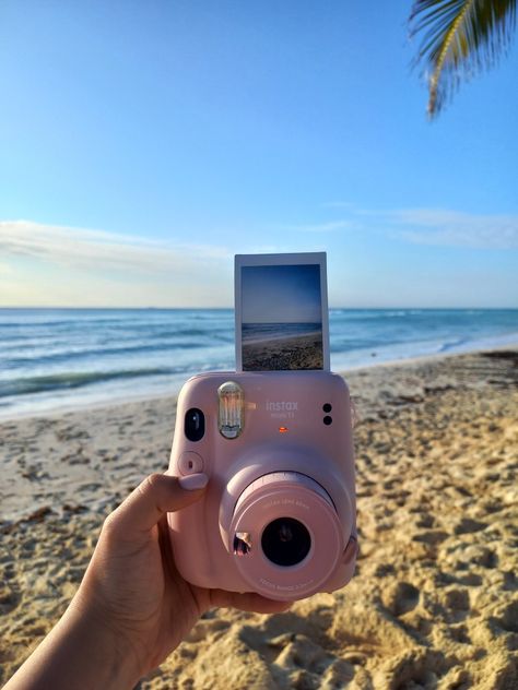 Polaroid Photos Ideas, Pink Polaroid Camera, Polaroid Camera Pictures, Instax Mini Ideas, Obx Vacation, Beach Instagram Pictures, Instax Camera, Instax Photos, Summer Pics