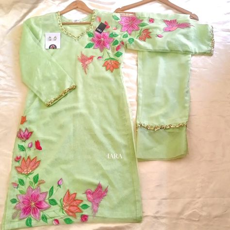 Floral Dream 💚💖 TIMELESS ART A dreamy apple green base, adorned with hand-painted accents in fuchsia, bottle green, peach, pink, and orange. Enchanting color palette evokes the magic of a lush garden, blending vibrant hues with a touch of ethereal elegance. Customization of Size and Color is available with Free Delivery nationwide 🤍 Painted Kurti, Painting Clothes, Saree Painting Designs, Ethereal Elegance, Saree Painting, Fabric Painting Techniques, Embroidery Fashion Detail, Painted Clothing, Fabric Painting On Clothes