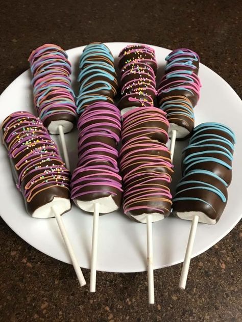 Marshmallow Covered In Chocolate, Marshmallow Birthday Party Ideas, Marshmallow Decoration Ideas, Marshmallow Business, Marshmallow Lollipops, Dipped Marshmallow Pops, Marshmallow Pops Recipe, Christmas Spread, Marshmallow Dip