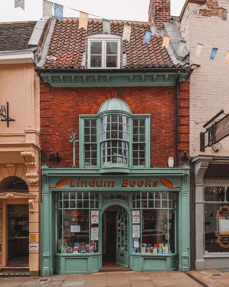 Lincoln England, Lincolnshire England, San Myshuno, Shop Facade, Shop Fronts, Traditional Architecture, Urban Sketching, Old Buildings, Beautiful Buildings