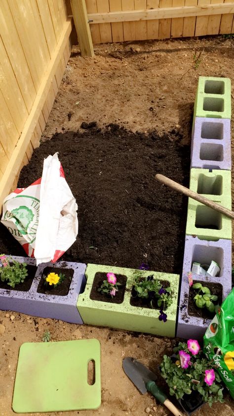 Cinder Block Vegetable Garden, Garden Fence Ideas Diy Cinder Blocks, Cement Block Garden Bed, Garden Bed Cinder Block, Raised Garden Beds Cinder Blocks, Easy Backyard Diy, Cinder Block Garden, Building Raised Garden Beds, Diy Raised Garden