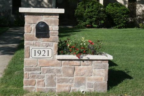 Stone mailbox in cobble stone and the color of Northern Brown Stone. Description from pinterest.com. I searched for this on bing.com/images Brick Address Pillar, Planter Mailbox Ideas, Stone Mailbox Ideas Curb Appeal, House Apron, Stone Mailbox, Mailbox Planter, Address Stone, Brick Mailbox, Driveway Entrance Landscaping