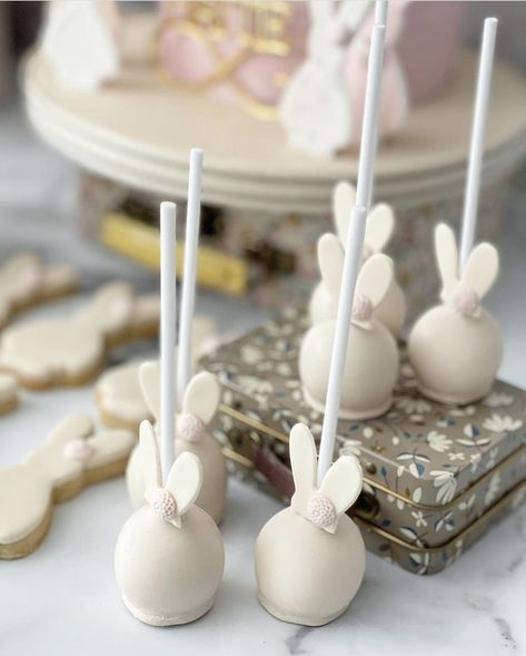 Easter Event Ideas, Bunny Cake Pops, Bunny Baby Shower Theme, Baby Shower Cakes Neutral, Pop Cake, Easter Baby Shower, Bunny Birthday Party, Easter Napkins, Easter Event