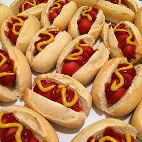 Mini Cachorro Quente Sacciali | SEGS - Portal Nacional de Seguros, Saúde, Info, Ti, Educação Mini Hot Dogs, Catering Food Displays, Pool Birthday, Party Dishes, Kids Party Food, Food Displays, Catering Food, Dog Party, Birthday Food