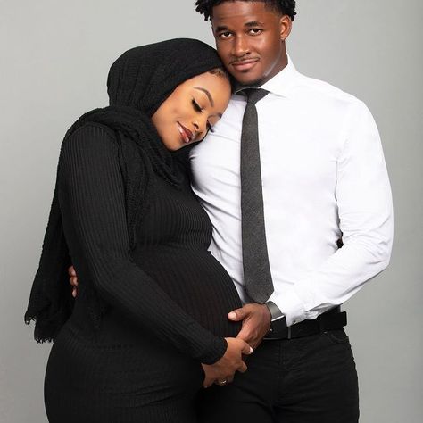 Maternity Shoot Black Women, Pregnancy Photos Couples, Muslim Bridal, Maternity Photography Poses Pregnancy Pics, Maternity Photoshoot Outfits, Couple Pregnancy Photoshoot, Modest Dresses Fashion, Maternity Black Dress, Mode Turban