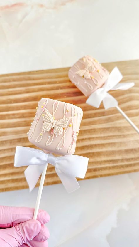 Marshmallow Covered In Chocolate, Chocolate Dipped Treats Ideas, Marshmallow Decoration Ideas, Chocolate Covered Ideas, Chocolate Covered Treats Ideas, Quince Treats, Marshmallow Creations, Marshmallow Lollipops, Dipped Marshmallow Pops