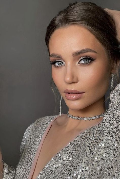 Makeup For Silver Dress, Sliver Makeup, Prom Makeup Silver, Silver Eyeshadow Looks, Silver Eye Makeup, Ball Makeup, Natural Prom Makeup, Silver Makeup, Wedding Eye Makeup