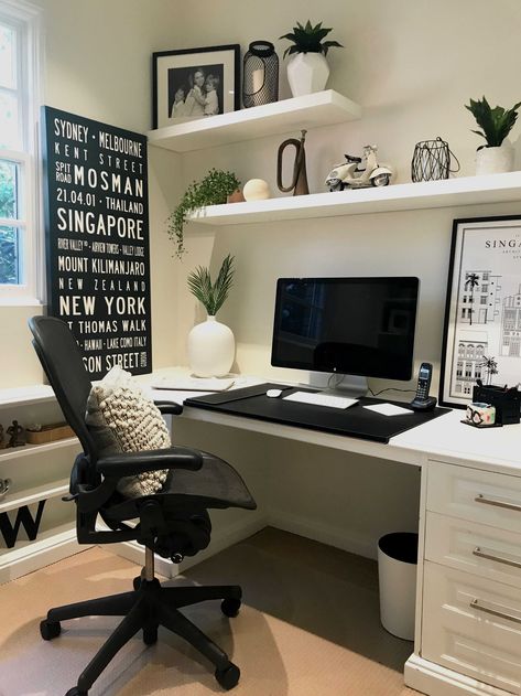 Black And Grey Office Decor, Gray And White Home Office, Office Wall Decor Diy, Sport Bedroom Ideas, Trendy Office Space, Black And White Office Ideas, Grey Office Ideas, Grey And White Office, Bedroom Ideas For Boys