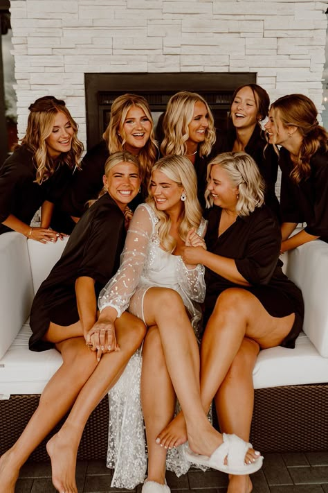 Wedding Party Funny Photos, Bridesmaid Bride Pictures, Getting Ready Wedding Photos Robes, Wedding Photos Before The Ceremony, Bridal Pictures With Bridesmaids, Pictures To Get On Wedding Day, Picture Wedding Ideas, Get Ready Photos Wedding Bridal Parties, Bridal Party Getting Ready Pictures Pajamas