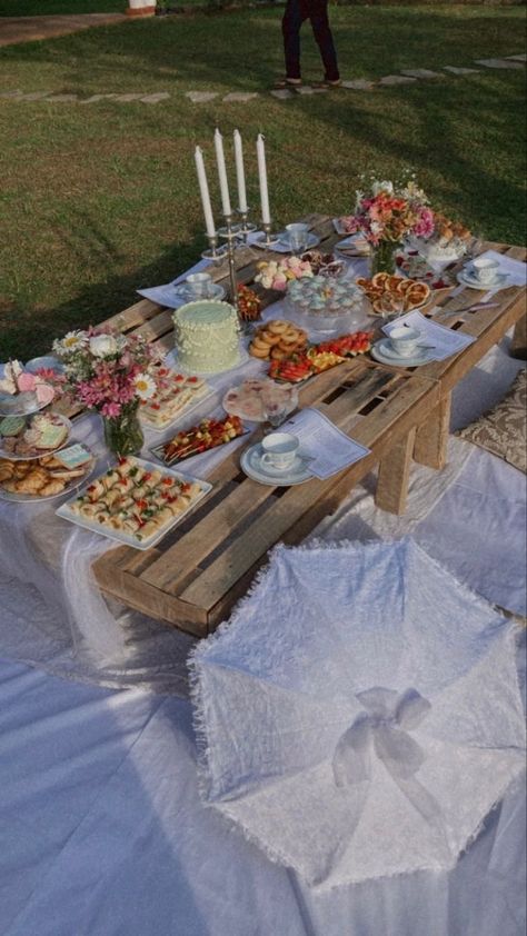 Spring Picnic Party, Tea Party Picnic Ideas, Picnic Party Food Ideas, Outdoor Brunch Table Setting, Picnic Food Ideas Aesthetic, Picnic Tea Party, Cottage Core Picnic, Bday Picnic, Cottage Party