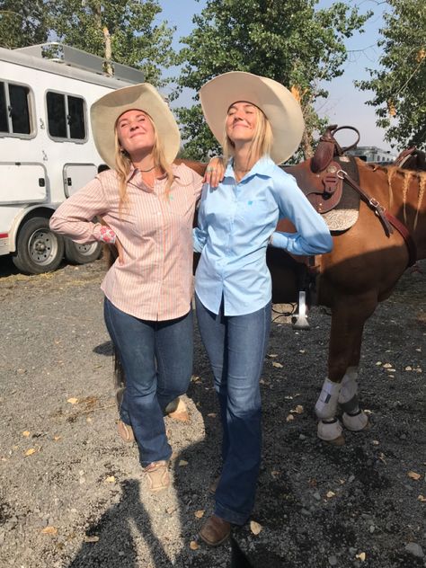 Cowgirl Friends Aesthetic, Cowgirl Best Friends, Cowgirl Friends Photoshoot, Stockshow Outfits, Rodeo Friends Pictures, Country Besties, Vaquera Best Friends, Best Friend Funny, Country Friends