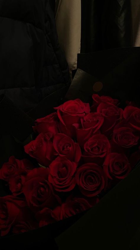 Red Flower Wallpaper, Dark Red Roses, Photo Rose, Red Roses Wallpaper, I See Red, Beautiful Wallpapers For Iphone, Red Rose Bouquet, Romantic Mood, Nothing But Flowers