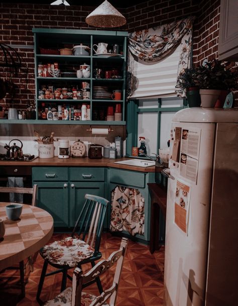 Friends Tv Show Interior Design, Monica House Friends, Friends Kitchen Aesthetic, Monicas Apartment Aesthetic, F R I E N D S Aesthetic, Rachel Green Room, Wallpaper Cozinha, Central Perk Aesthetic, Friends Room Decor Tv Show