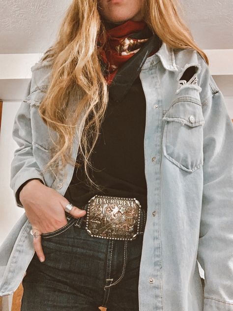 Belt Buckle Outfits Women, Belt Buckle Outfits, Buckle Outfits Women, Country Aesthetic Outfit, Country Girl Style Outfits, Outlaw Women, Punchy Outfits, Western Winter, Western Girl Outfits