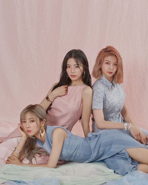 Sisters Photoshoot, Group Poses, Studio Photography Poses, Hyun A, People Poses, Studio Photoshoot, Instagram Pose, Friend Photoshoot, Girl Bands