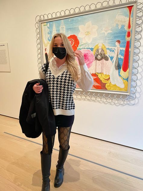 museum fit, fit inspo, museum pose, museum picture Moma Museum Outfit, Nyc Museum Outfit, Met Museum Outfit, Art Exhibition Outfit Ideas, Gallery Outfit, Museum Nyc, Moma Museum, Art Gallery Outfit, Museum Outfit