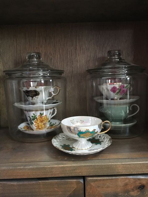 Tea Cup Display Ideas, Vintage Tea Cups Display, Collection Display Ideas, Antique Display Ideas, Tea Set Display, Tea Cup Decor, Tea Cup Display, Cup Display, Teacup Collection