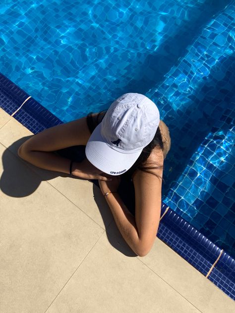 Swimming Pool Photoshoot Ideas Women, Pool Selfie Ideas Instagram, Pool Pic Ideas, Poolside Poses, Swimming Pool Photography, Pool Pic, Swimming Pool Pictures, Beach Vacation Pictures, Swimming Pictures