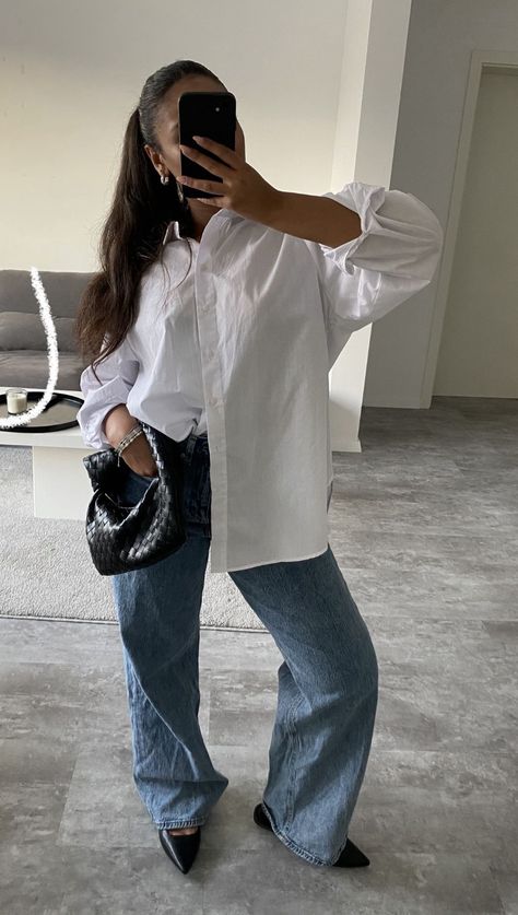 White Buttoned Shirt Outfit, Chemise Blanche Outfit, Outfit Chemise Blanche, Outfit Blanc, Button Shirt Outfit, Recreating Outfits, White Shirt Outfit, Rich Auntie, White Button Shirt