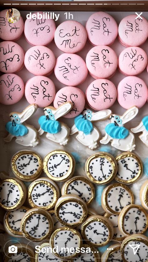 Alice In Wonderland Macarons, Alice In Wonderland Desserts, Wonderland Desserts, Bake Shop, Macaroons, Cute Food, Birthday Cakes, Macarons, Alice In Wonderland