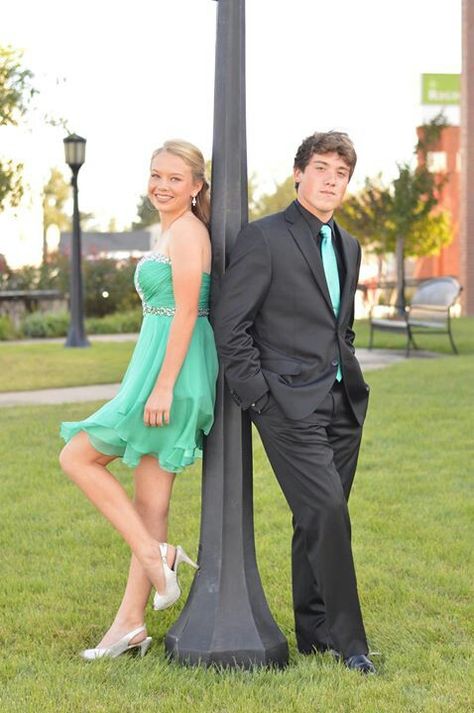 Homecoming Home Coming Photoshoot Ideas, Home Coming Picture Poses, Homecoming Pose Ideas, Homecoming Pictures Ideas, Homecoming Photo Ideas With Friends, Semi Pictures, Homecoming Picture Ideas, Cute Homecoming Pictures, Couples Homecoming Pictures