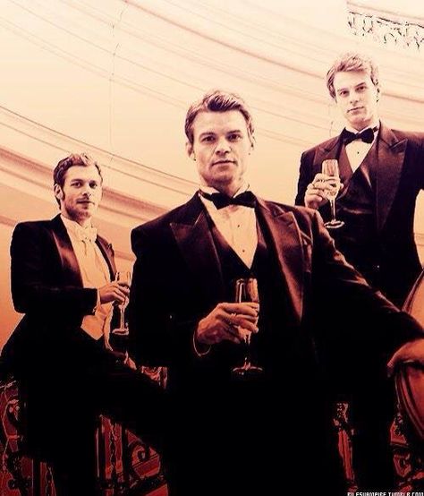 Klaus, Elijah, and Kol Wallpaper Vampire Diaries, Quotes Vampire Diaries, Nathaniel Buzolic, The Mikaelsons, Kol Mikaelson, Vampier Diaries, The Originals Tv, Vampire Diaries Wallpaper, Vampire Diaries Funny