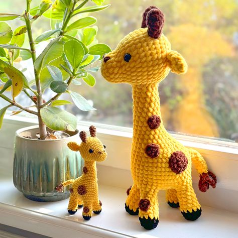 Crochet a very cute mini giraffe with the free giraffe amigurumi crochet pattern and video tutorial from DIY Fluffies. Giraffe Video, Diy Fluffies, Giraffe Crochet Pattern, Crochet Giraffe, Giraffe Toy, Giraffe Crochet, Crochet Triangle, Herringbone Stitch, Crochet Table Runner