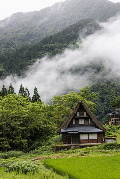 Japanese Mountain House, Japanese Countryside House, Japanese Country House, Photo Japon, Japan Countryside, Japanese Countryside, Japanese Mountains, Mountain Aesthetic, Japan Country