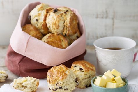 So delicious! Currant Scones Recipe, Drop Scones Recipe, Whipped Cream Strawberry, Irish Scones Recipe, Fruit Scones Recipe, Dutch Breakfast, Currant Scones, Irish Scones, Raisin Scones