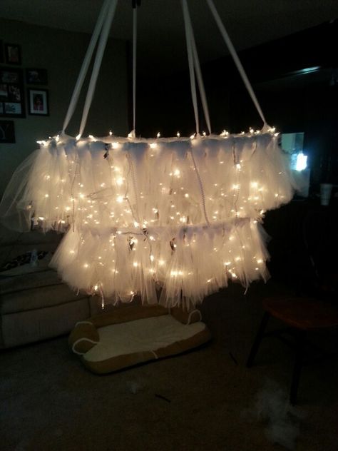 Hula Hoop Chandelier, Party Lights Decoration, Hoop Chandelier, Tulle Crafts, Diy Light Fixtures, Diy Chandelier, Wedding Outdoor, Rustic Lighting, Hula Hoop