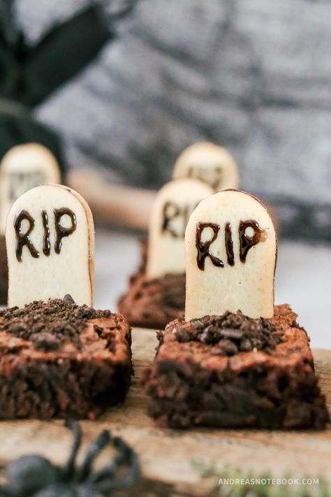 Graveyard Brownies, Halloween Treats To Make, Oreo Cookie Recipes, Brownie Mix Cookies, Halloween Brownies, Milano Cookies, Postres Halloween, Oreo Cookies Dipped, Fun Halloween Treats