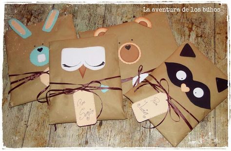 La aventura de los buhos: Envolver regalos infantiles Baby Gift Wrapping, Brown Paper Bags, Creative Wrapping, Folding Origami, Simple Gift Wrapping, Gift Wrap Ideas, Creative Gift Wrapping, Simple Gift, Diy Gift Wrapping