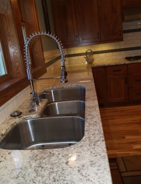 Triple sink with garburator in the middle Pioneer House, Kitchen Island With Sink, Sink In Island, Comfortable Kitchen, Sink Kitchen, Kitchen Cabinet Styles, Kitchen Sinks, Dream House Decor, Country Kitchen