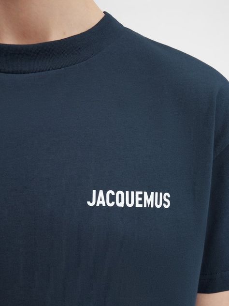 Le t-shirt Jacquemus Minimal T Shirt, Navy Man, Latest T Shirt, Tee Shirt Homme, Print Logo, Logo T Shirt, Men's Collection, Christmas Shopping, Tshirt Logo