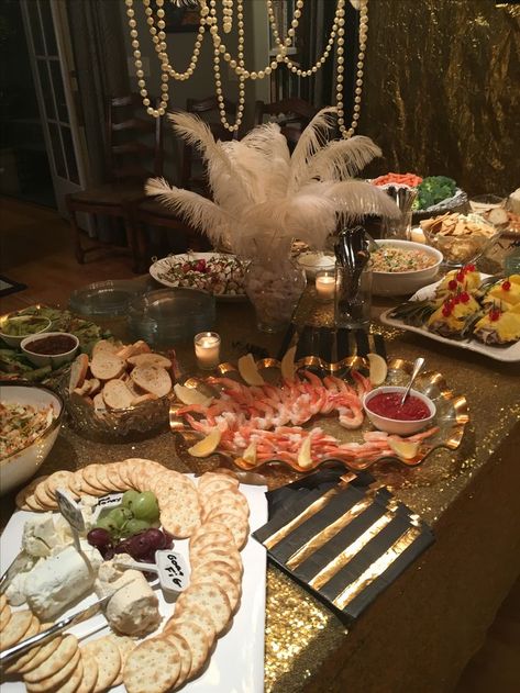 1920s Table Setting, Gatsby Dinner Table, Gaspy Theme Party, 1920s Dinner Party Food, Great Gatsby Aesthetic Party, 1920 Party Decorations, 1920s Birthday Party Ideas, Gatsby Party Aesthetic, 1920s Aesthetic Party