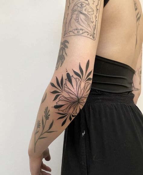 Big Plant Tattoo, Tattoo Arm Women Sleeve, Tattoos For Designers, Nature Elbow Tattoo, Tattoo Arms Woman, Small Elbow Tattoos For Women, Flower Tattoo Elbow, Top Of Hand Tattoo, Flowers Forearm Tattoo