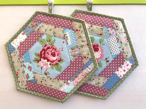 Retro Roses Patchwork Pot Holders / Country Style / Kitchen Mat / Housewarming gift / Hot Pad / Set of 2 by SevenColorDaisy on Etsy Pot Holders Quilted, Beige Colours, Patchwork Quilting Designs, Crochet Ornament Patterns, Diy Sewing Gifts, Quilter Gifts, Quilted Potholders, Printed Linen Fabric, Potholder Patterns