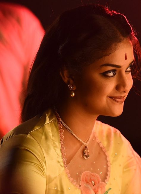 Pelli Photos, Mahanati Jewellery, Mahanati Savitri, Coral Jewelry Set, Cotton Saree Blouse Designs, Keerthy Suresh, Silver Jewelry Accessories, Saree Blouse Neck Designs, Fashionable Saree Blouse Designs