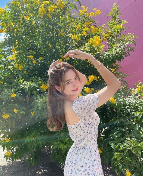 These Thai TV3 young and talented actresses actually have the same manager - Thai Update Pose Mode, Ootd Poses, Beautiful Photoshoot Ideas, Summer Picture Poses, Pose Fotografi, Model Pose, Self Portrait Poses, Photography Posing Guide, Stylish Photo Pose