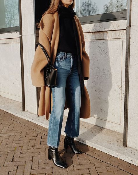 Fall Outfit Jeans And Boots, Black Coat With Jeans Outfit, Winter 2022 Boots Trends, Severe Winter Outfit, Fall Style Jeans, Boots And Denim Outfit, Winter 2022 Fashion Trends Street Style, Medium Boots Outfit, Gen Z Fall Fashion 2023