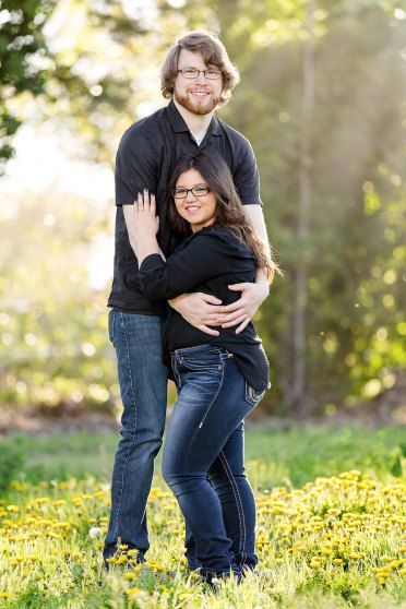 Couple Poses Short Man Tall Woman, Poses For Height Difference Couples, Height Difference Pose Reference, Big Man Small Woman Couple, Height Difference Hug, Couples Photoshoot Height Difference, Tall Man Short Woman, Short Man Tall Woman Couples, Tall Man Short Woman Couples Photography